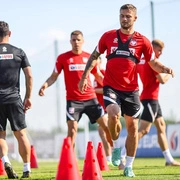 Pachołek wysoki z otworami, dziurami 38 cm Czerwony